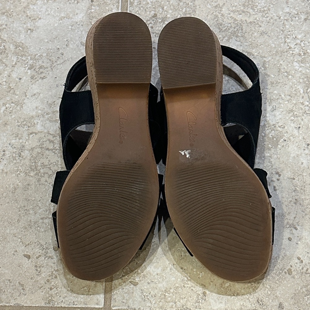 Clarks Women's Black and Tan Sandals​​ - Picture 6 of 6
